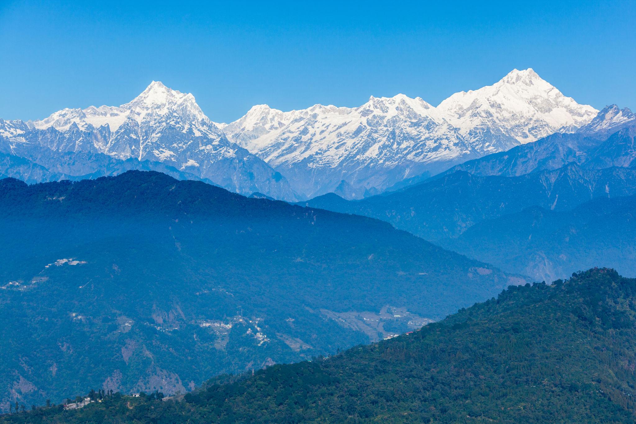 Sikkim Darjeeling honeymoon tour package with scenic Himalayan mountains and green valleys