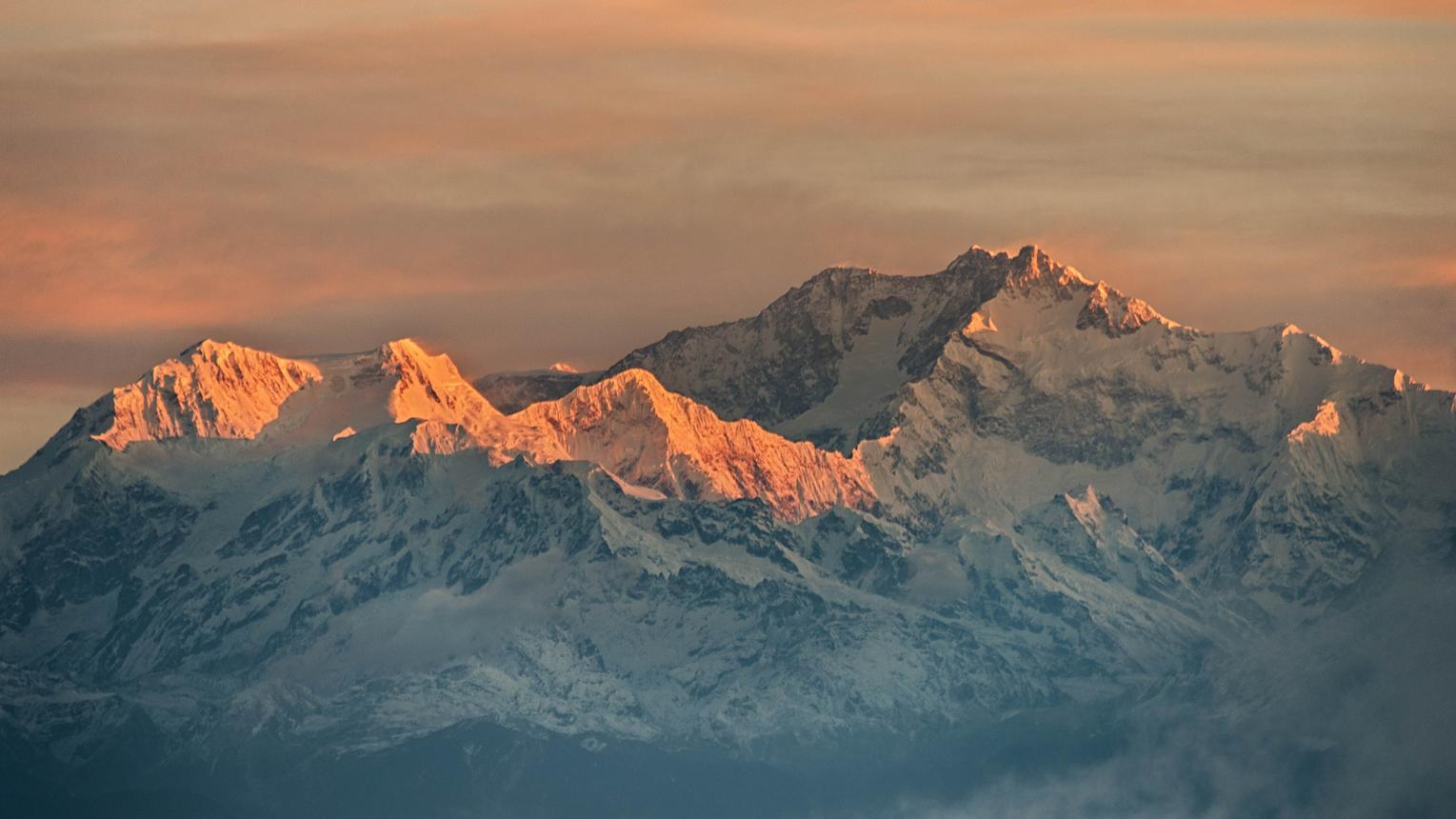 Sunrise over the Himalayan peaks from Tiger Hill in Darjeeling